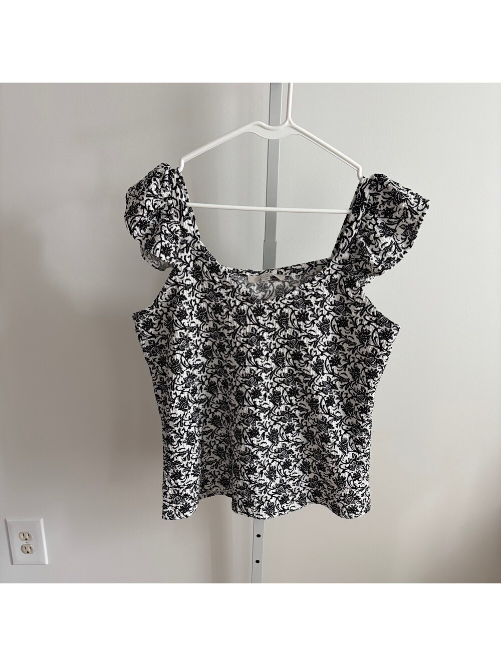 Loft EUC Women's Black White Floral Ruffle Cap Sleeve Knit Top Size L